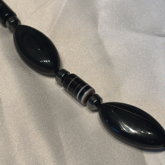 Black stone necklace. - Picture 2 of 6